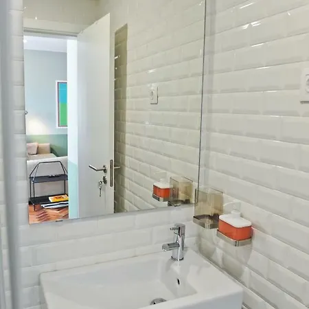 Pop The Cork In By Misha's Place 5b リスボン