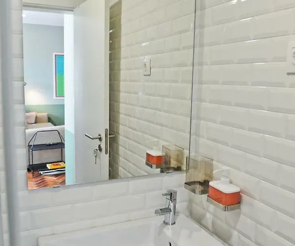 Pop The Cork In By Misha's Place 5b Lisboa