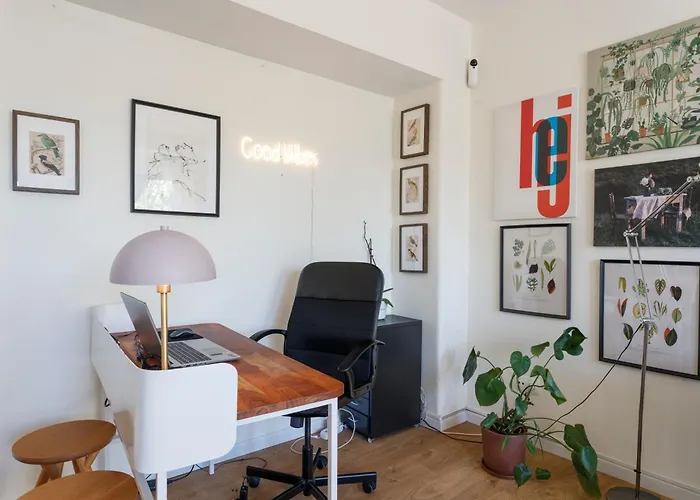 Pop The Cork In By Misha's Place 5b * Lisboa